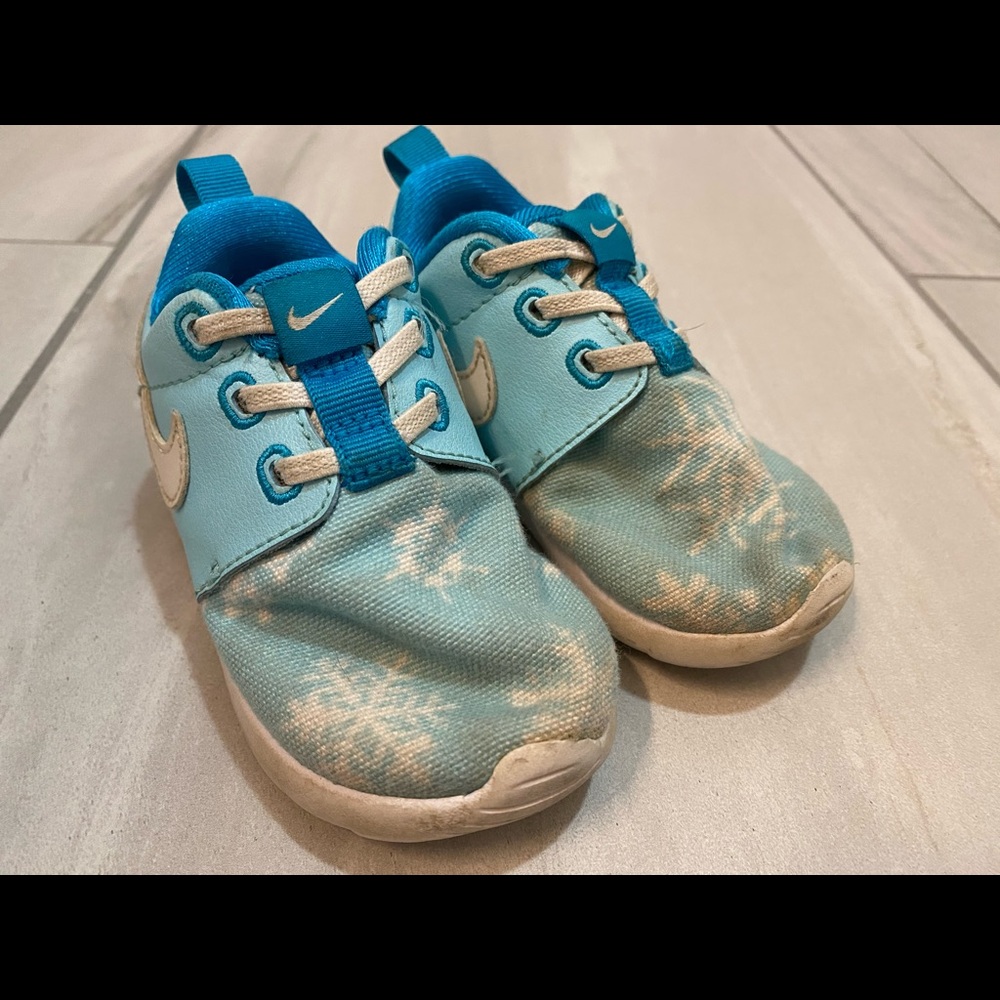 Nike roshe toddler size 5 frozen theme
